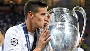 James Rodríguez con el trofeo de la Champions League