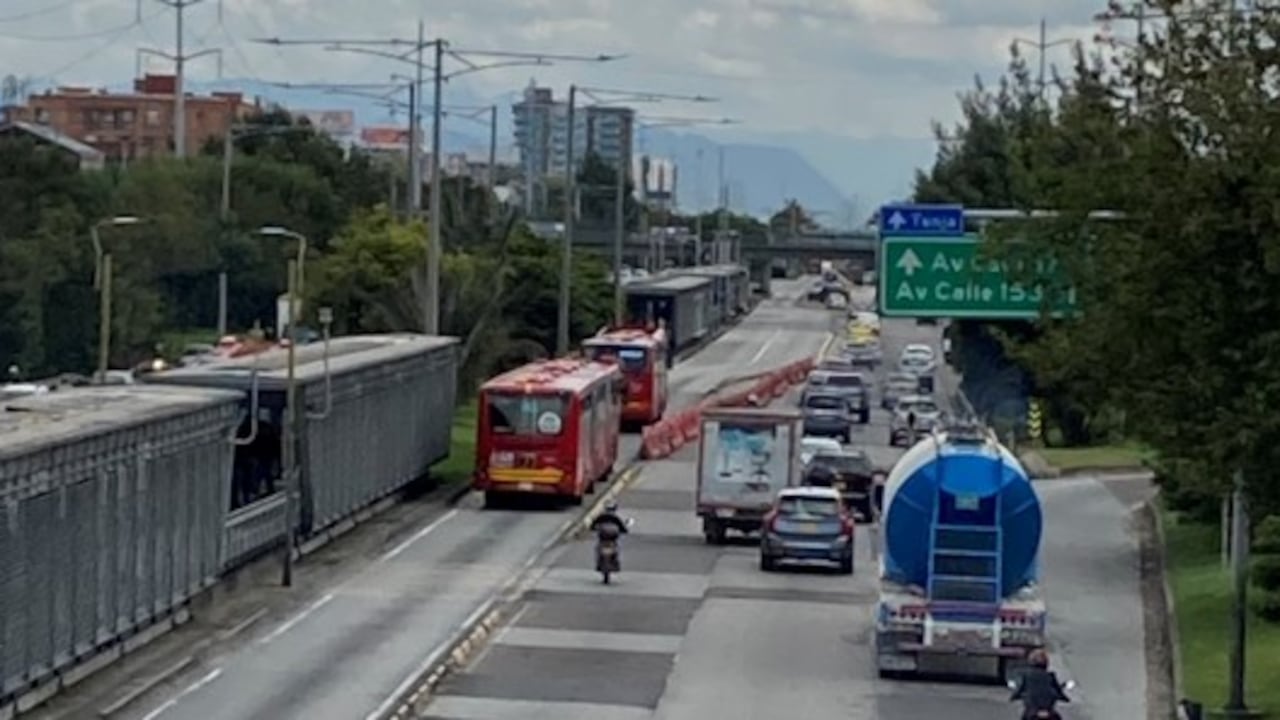 Las maletas son esos separadores naranjas que amplían la troncal de TransMilenio y reducen los carriles para particulares.