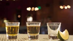 El tequila es de las pocas bebidas alcohólicas recomendadas por los profesionales de la salud. Foto: GettyImages.