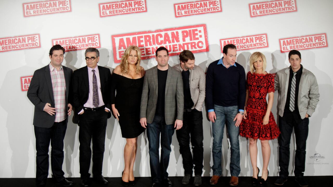 MADRID, SPAIN - APRIL 19: (L to R) Director Jon Hurwitz, Eugene Levy, Jennifer Coolidge, director Hayden Schlossberg, Seann William Scott, Chris Klein, Mena Suvari and Jason Biggs attend 'American Pie: Reunion' (American Pie: El Reencuentro) photocall at Villamagna Hotel on April 19, 2012 in Madrid, Spain. (Photo by Eduardo Parra/WireImage)