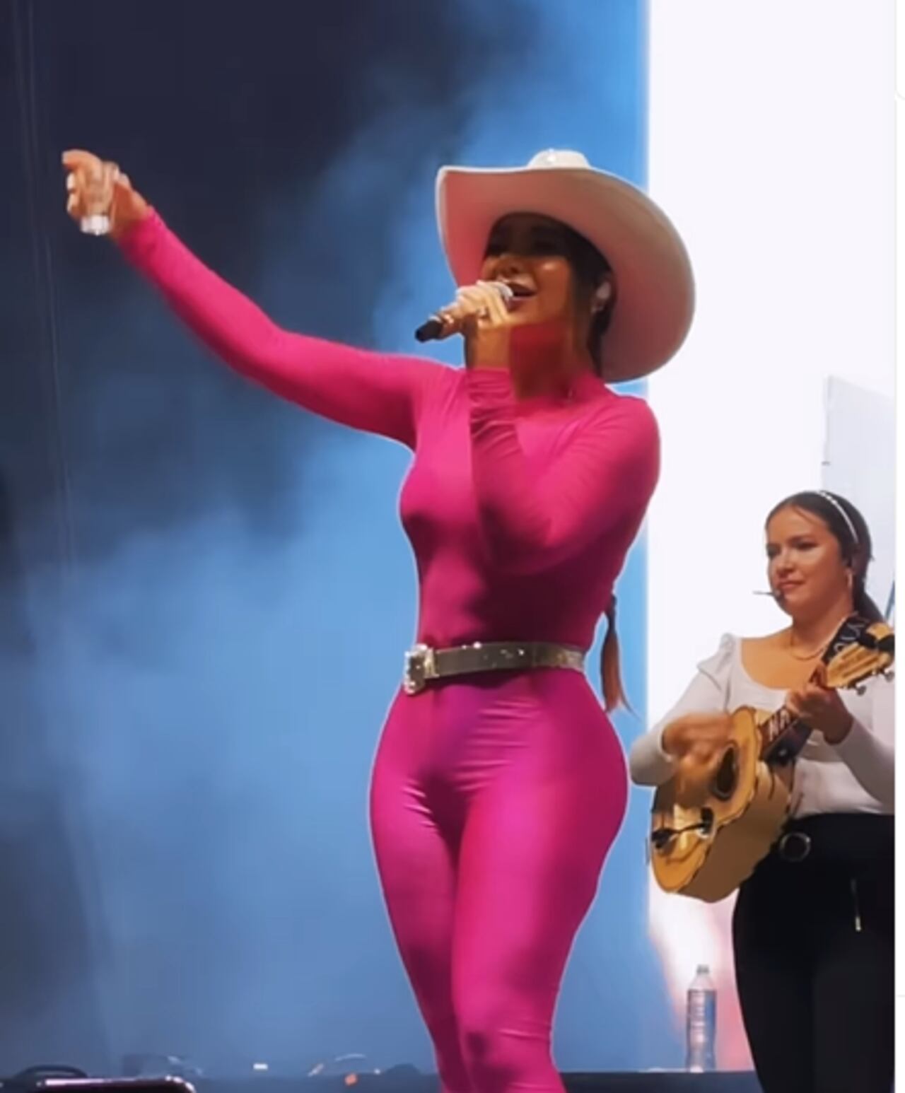 Paola Jara en concierto, en Caucasia.