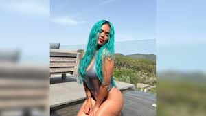 La cantante Karol G posa en sensual vestido de baño