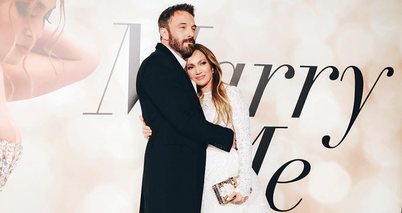 JLo anunció el compromiso con un video en el que muestra el anillo, un diamante verde que puede costar más de 8 millones de dólares. Desde que empezaron a salir, Bennifer, como llaman a la pareja, han sido inseparables. Aquí, en uno de los estrenos de la película Marry Me.