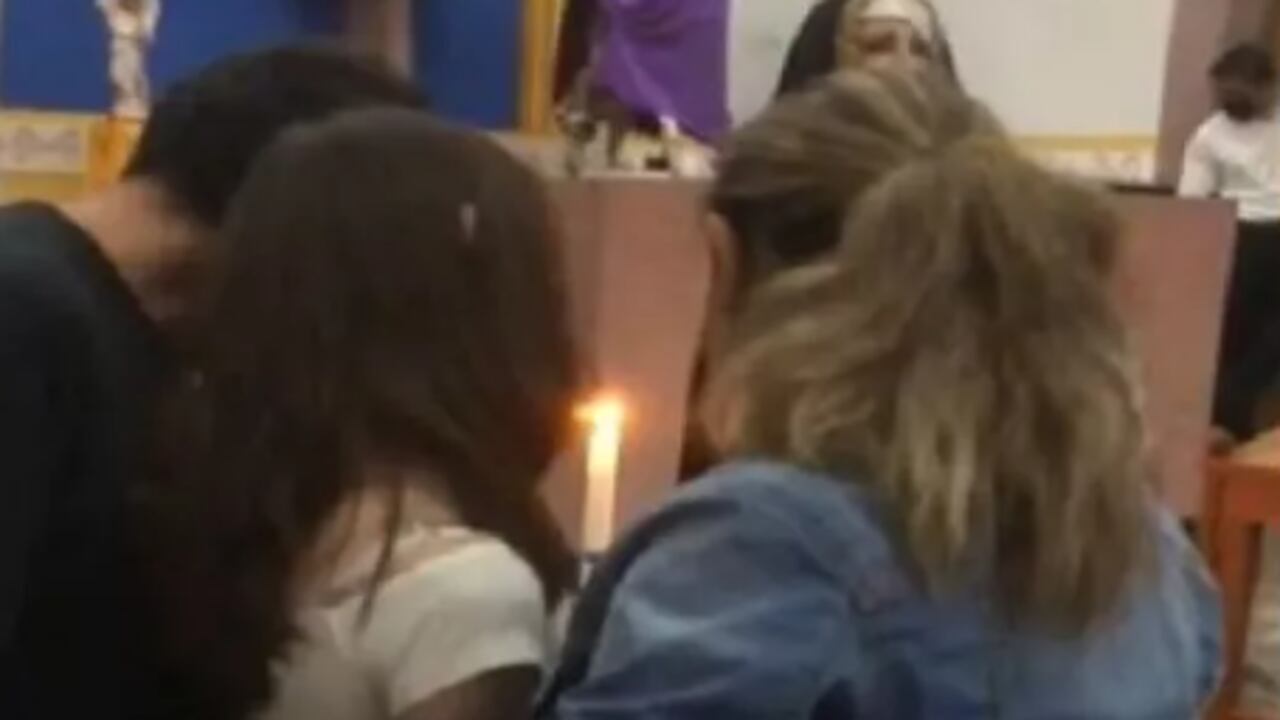 joven es llevada a la iglesia para olvidar a su ex