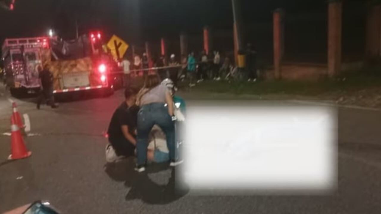 Hombre cae de una chiva en Medellín/ Foto tomada de redes sociales