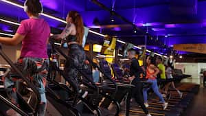 Hombres y mujeres hacen ejercicio en el gimnasio Smart Fit - Foto Guillermo Torres Reina / Semana