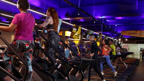 Hombres y mujeres hacen ejercicio en el gimnasio Smart Fit
