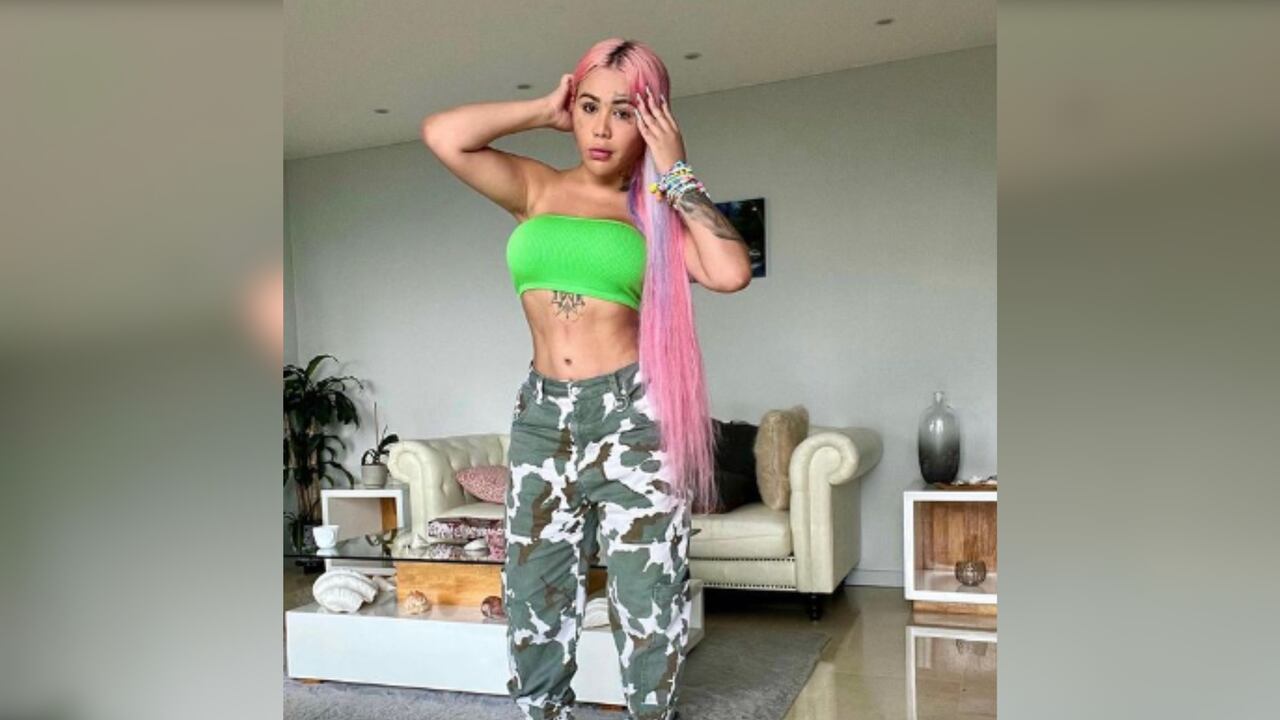 Yina Calderón la influencer posa en su sala