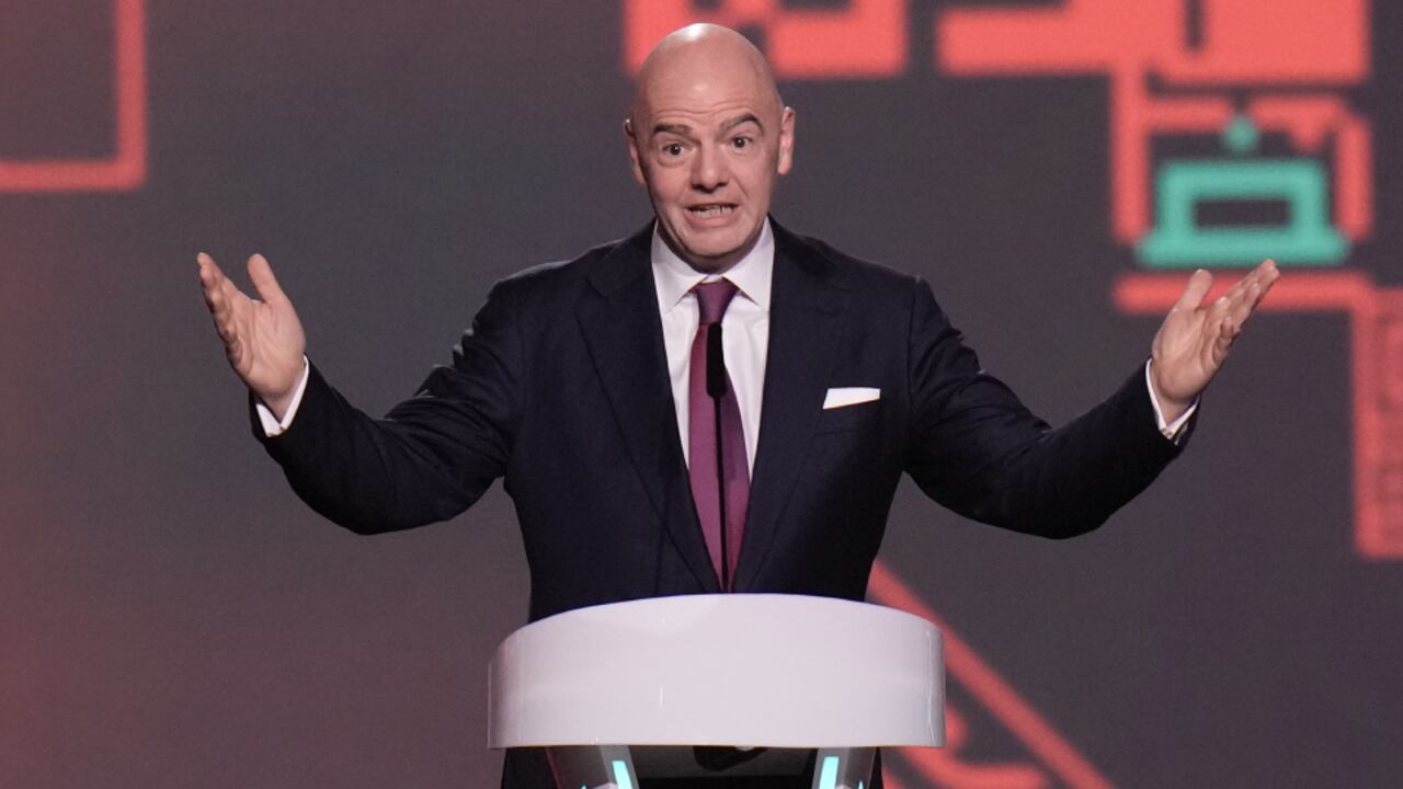 El presidente de la FIFA Gianni Infantino durante el sorteo de la Copa Mundial de Qatar, el viernes 1 de marzo de 2022, en Doha. (AP/Hassan Ammar)