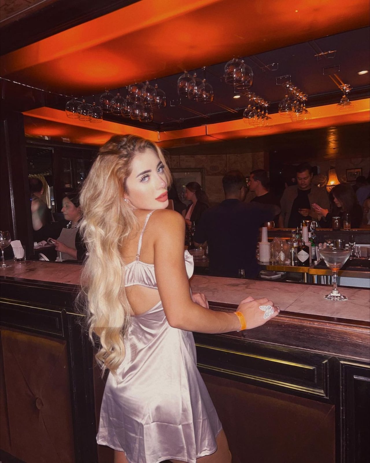 La joven se dejó ver muy bella en un bar de Bogotá