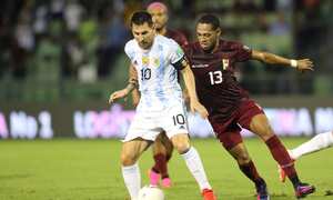 CARACAS, VENEZUELA - SEPTEMBER 02: Lionel Messi of Argentina fights for the ball with Jose Martinez of Venezuela during a match between Venezuela and Argentina as part of South American Qualifiers for Qatar 2022 at Estadio Olimpico on September 02, 2021 in Caracas, Venezuela. (Photo by Edilzon Gamez/Getty Images)
