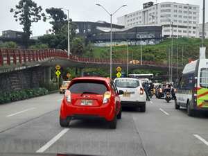 La medida aplica para vehículos particulares y taxis