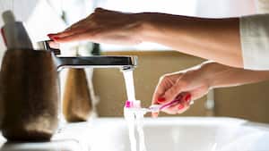 Mujer preparada para cepillarse los dientes (Imagen de referencia)