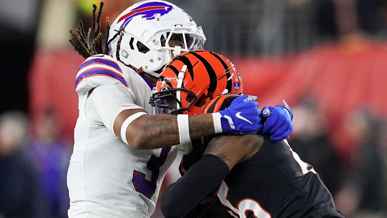 Damar Hamlin de los Buffalo Bills choca con Tee Higgins de los Cincinnati Bengals en partido de la NFL.