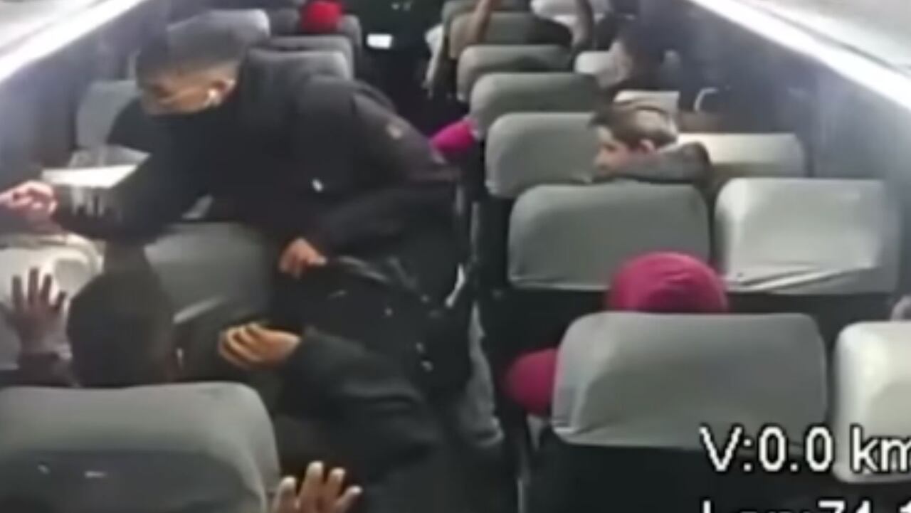 VIDEO | Ladrones armados sorprendieron a ciudadanos trabajadores en un bus y los atracaron