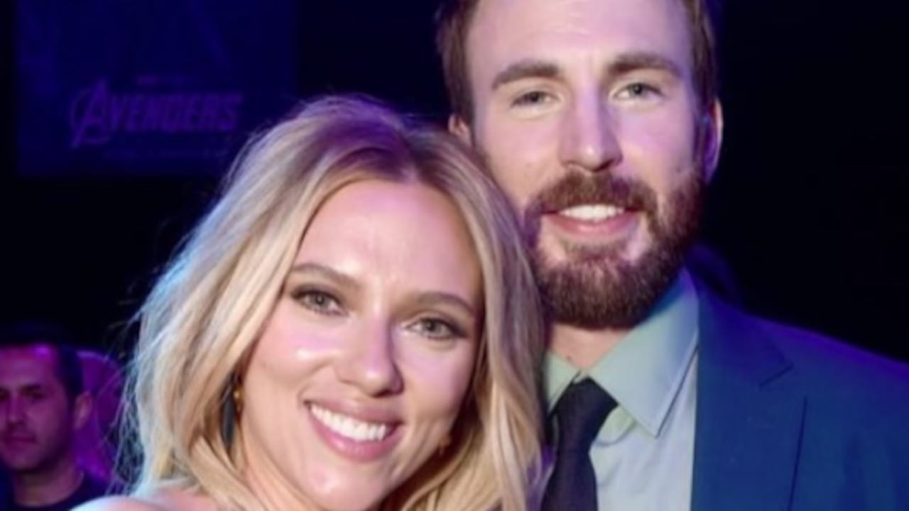 Chris Evans con Scarlett Johansson