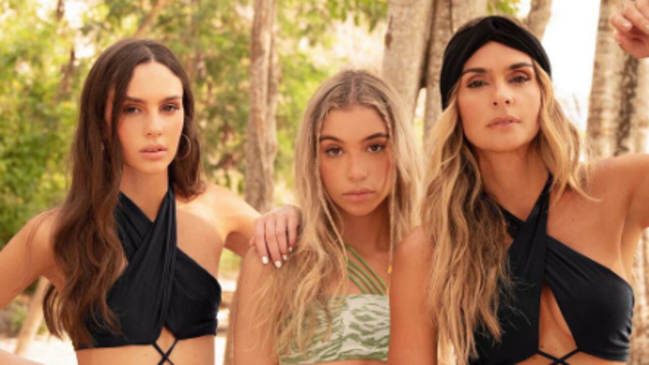 Karen Martínez y sus hijas