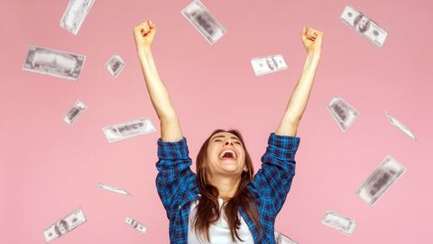 Mujer encuentra un cajero abierto con muchos fajos de billetes