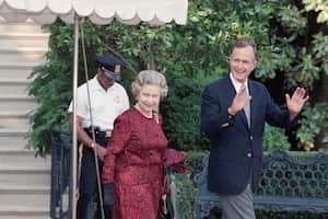 El presidente de los Estados Unidos, George H.W. Bush escolta a la reina Isabel II desde la Casa Blanca hasta un helicóptero en ruta a Baltimore para ver su primer partido de béisbol de las grandes ligas, en Washington, el 15 de mayo de 1991.