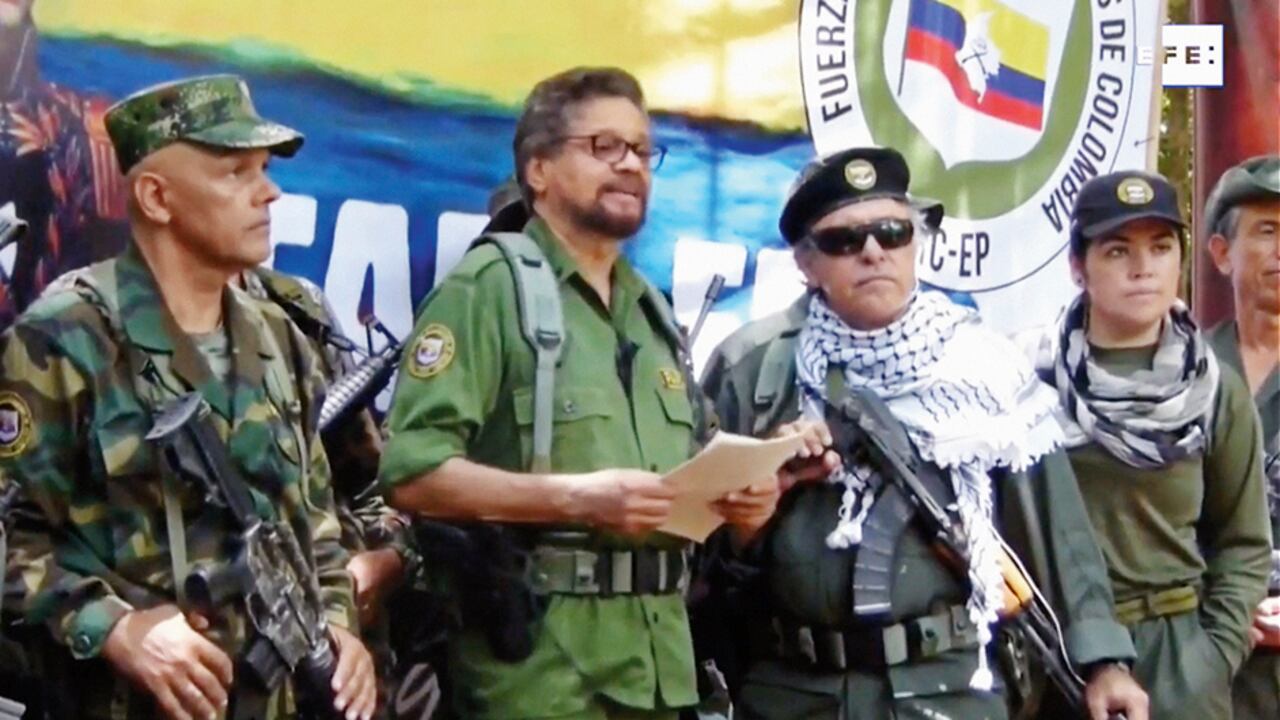 Con poderosas armas, Iván Márquez, Jesús Santrich y alias el Paisa anunciaron el nacimiento de la Segunda Marquetalia. Hoy Márquez está escondido y temeroso, los otros dos fueron asesinados.