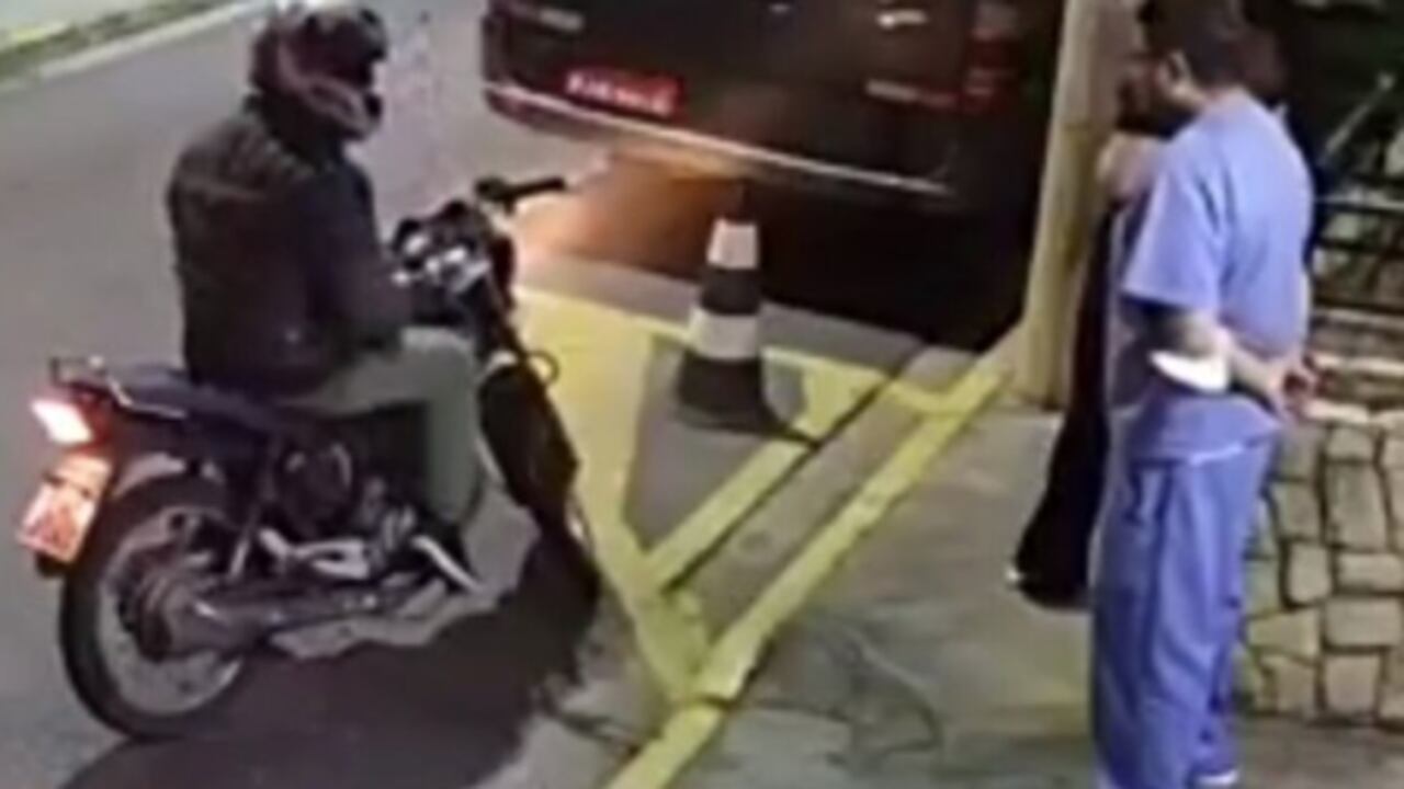 Ladrón en moto iba a cometer robo y terminó golpeado con su propio casco