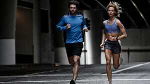 Pareja corriendo por la ciudad.