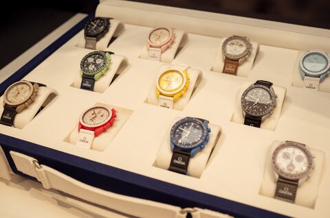 MoonSwatch aterriza en Medellín: relojería, tecnología y un guiño al espacio en la muñeca.