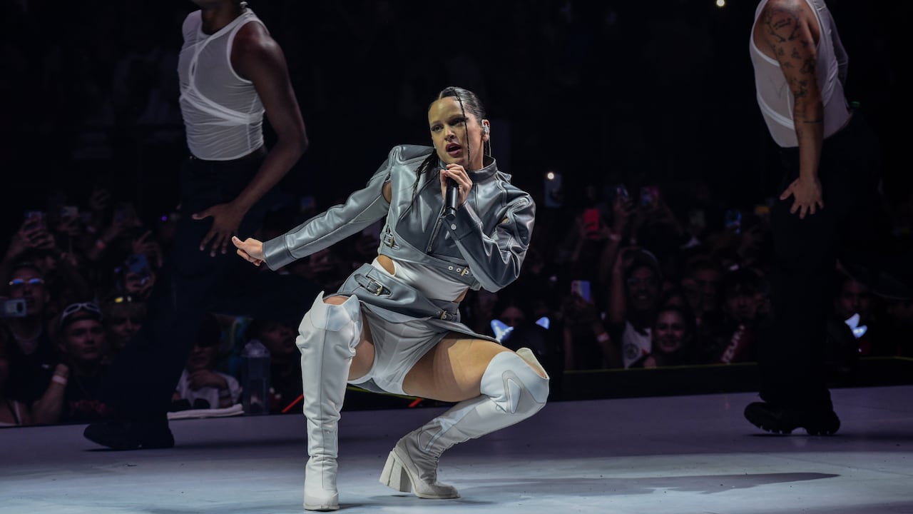 Video: Rosalía paró su show en Bogotá para comer un pandebono