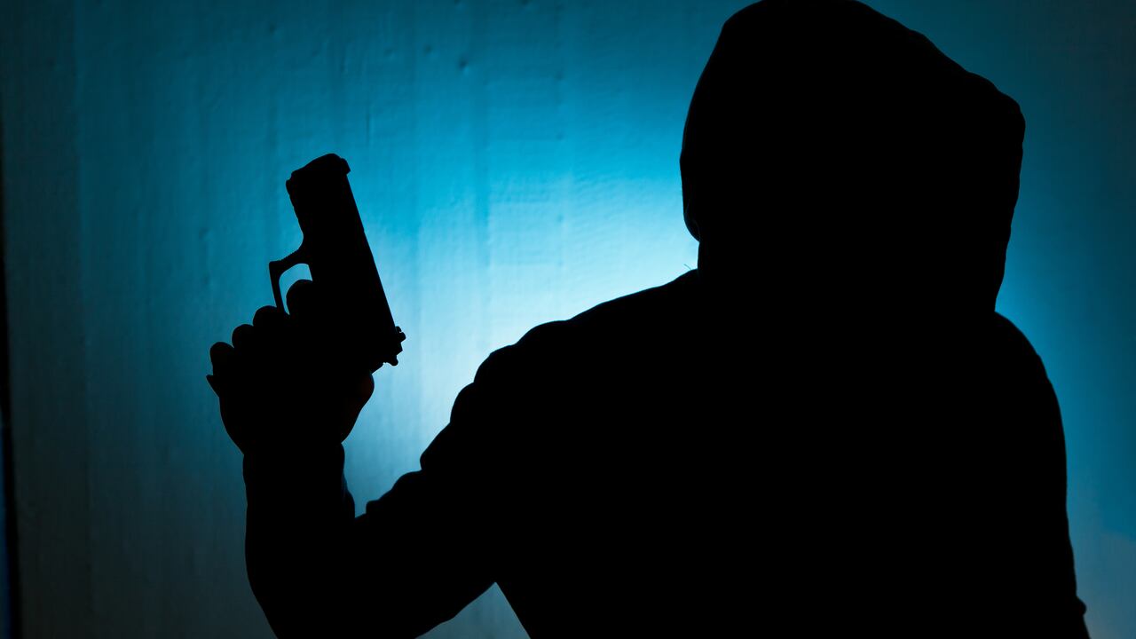 Al parecer, los sujetos fueron cogidos por la comunidad cuando realizaban un hurto, por lo que las personas decidieron quitarle sus prendas.