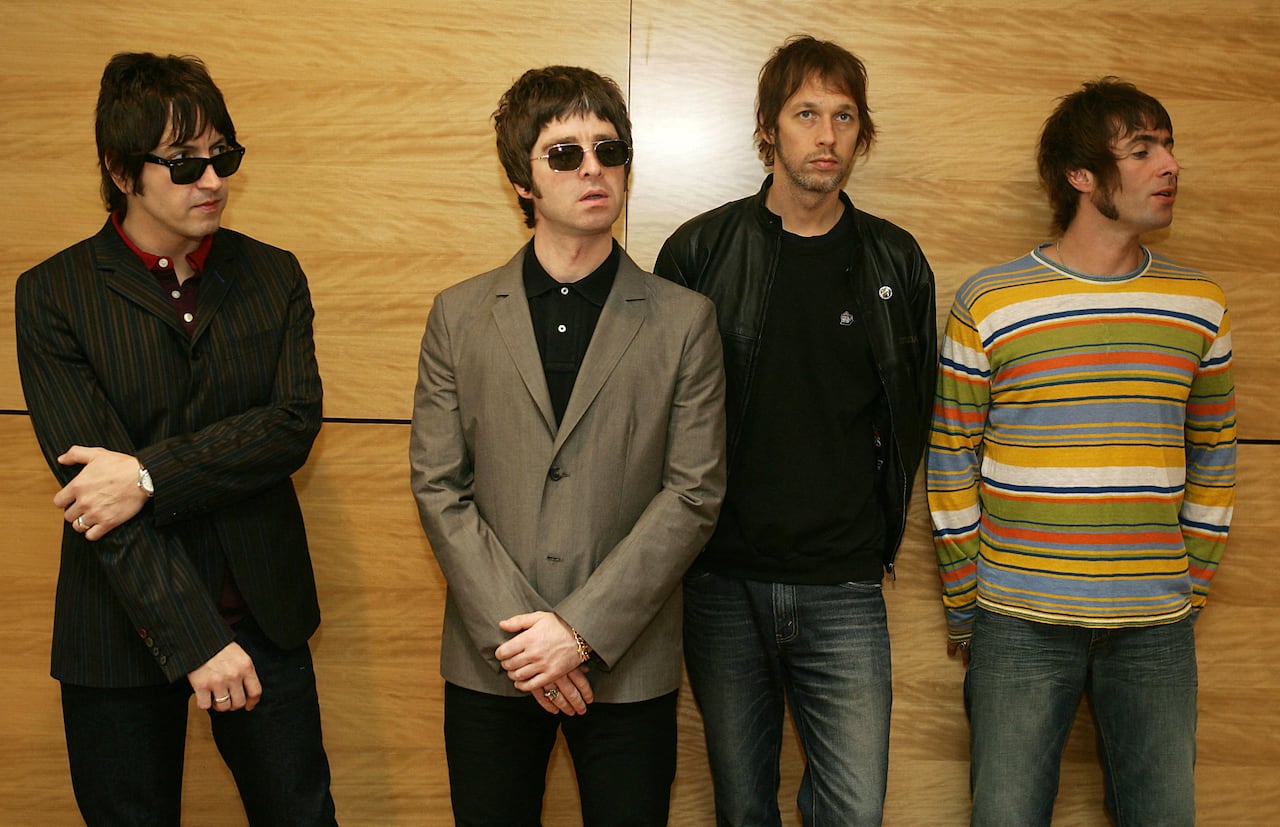 Noel Gallagher, Andy Bell y Liam Gallagher, de Oasis. Foto: Mike CLARKE / AFP