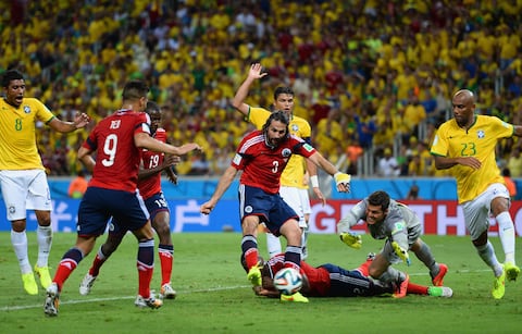Mario Yepes de Colombia anota un gol más allá de Julio César de Brasil, pero es anulado durante el partido de cuartos de final de la Copa Mundial de la FIFA Brasil 2014 entre Brasil y Colombia en Castelao el 4 de julio de 2014 en Fortaleza, Brasil. (Foto de Jamie McDonald/Gett