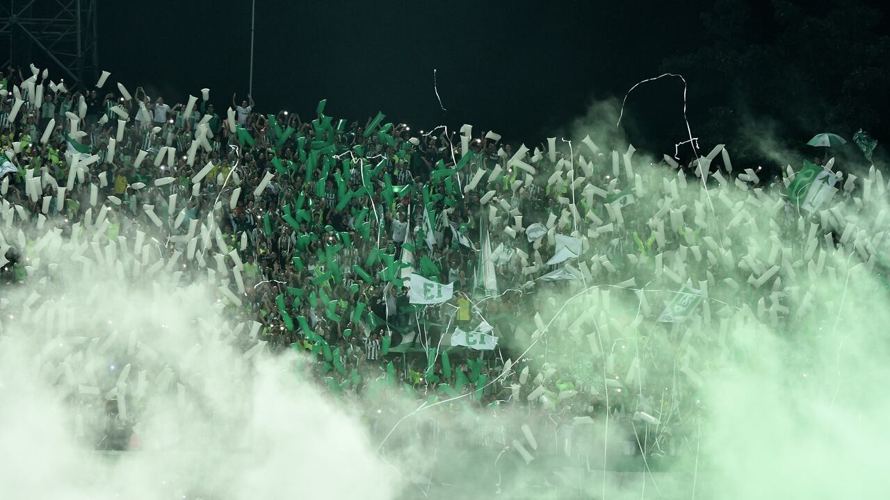 MEDELLIN, COLOMBIA - JUNE 18: Fans of Nacional cheer for their team during the Final second leg match between Atletico Nacional and Deportivo Cali as part of Liga Aguila I 2017 at Atanasio Girardot Stadium on June 18, 2017 in Medellin, Colombia. (Photo by Gabriel Aponte/LatinContent via Getty Images)