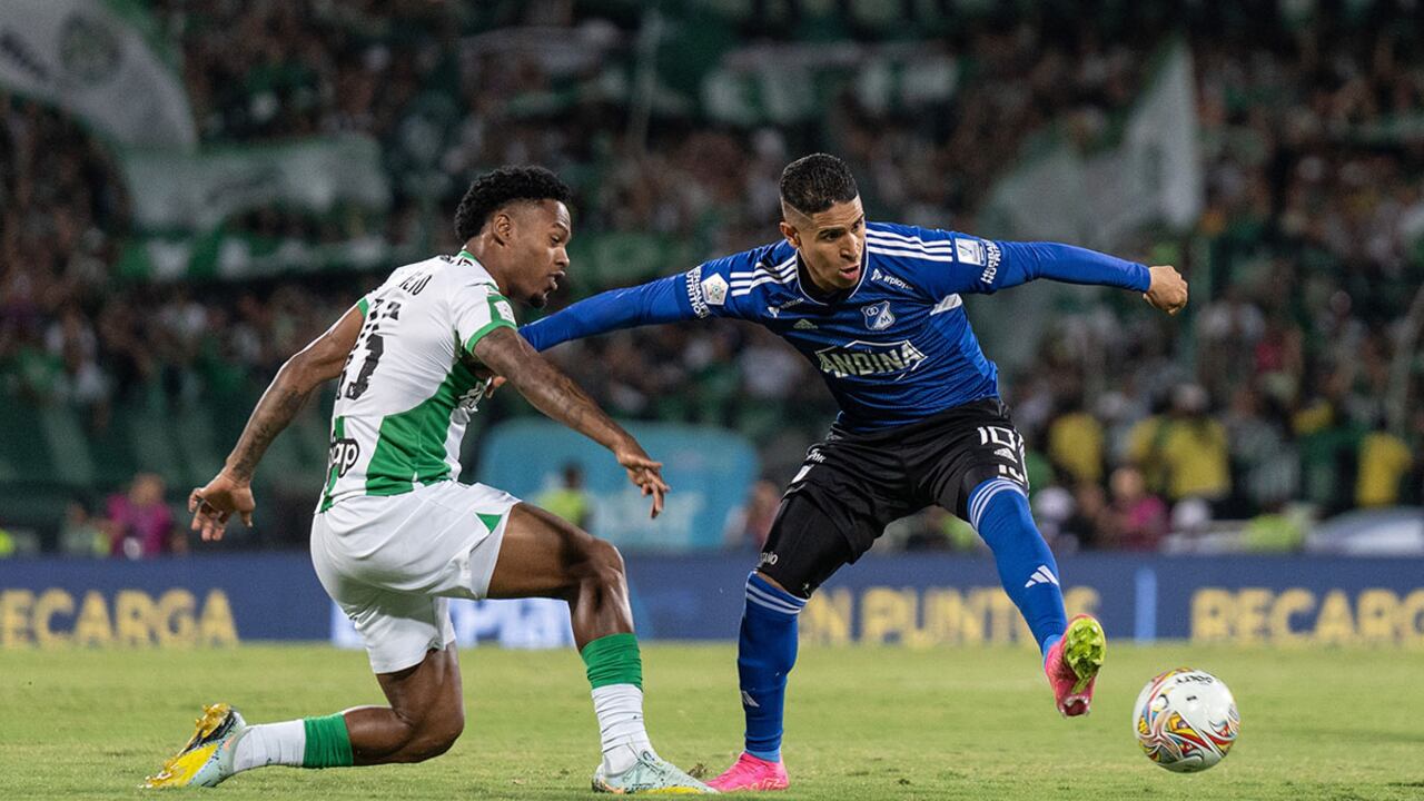 Daniel Cataño y Bryan Palacio luchando por un balón.