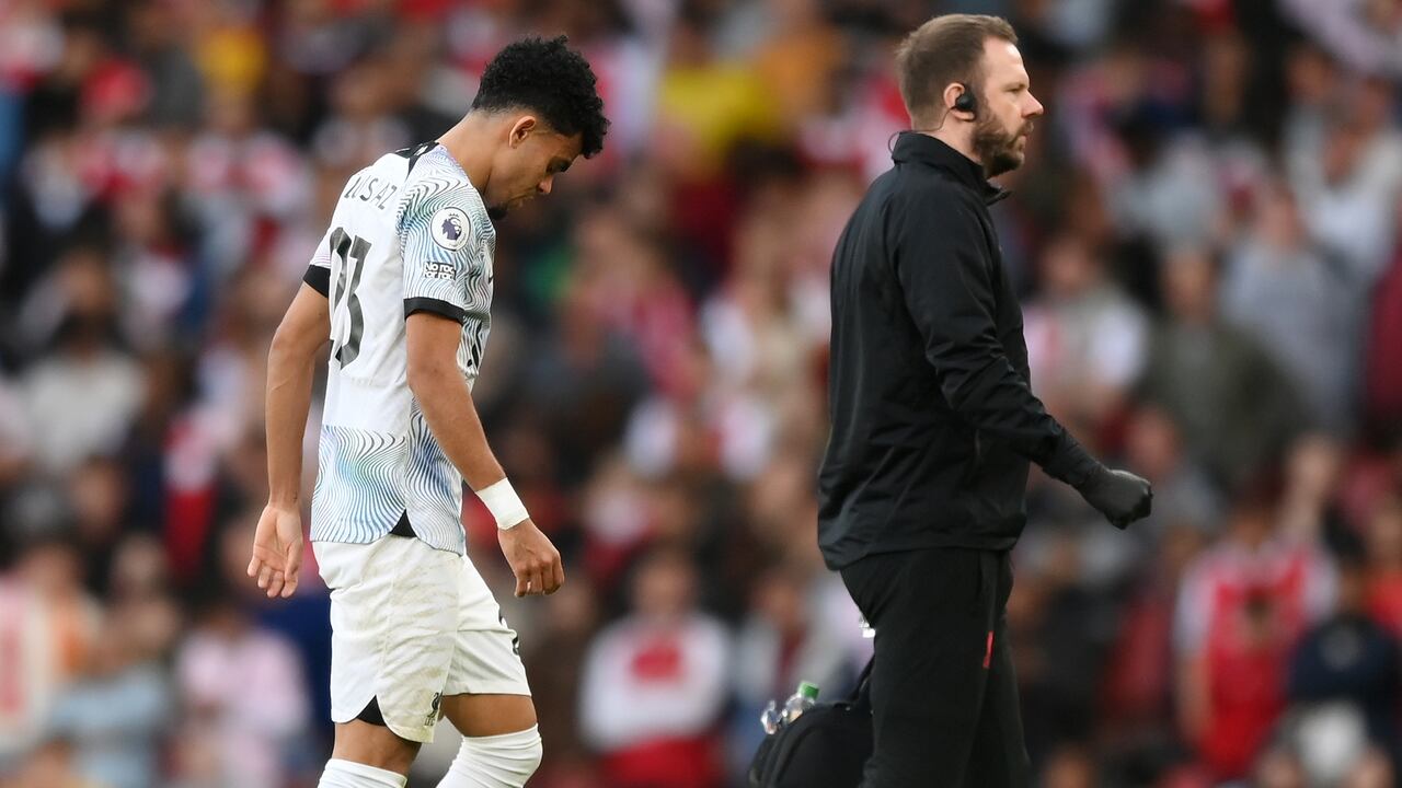 Luis Díaz sale rengueando del terreno de juego del Emirates Stadium.