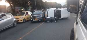 Ladrones casi mueren arrollados cuando intentaron robar a un hombre en Medellín.