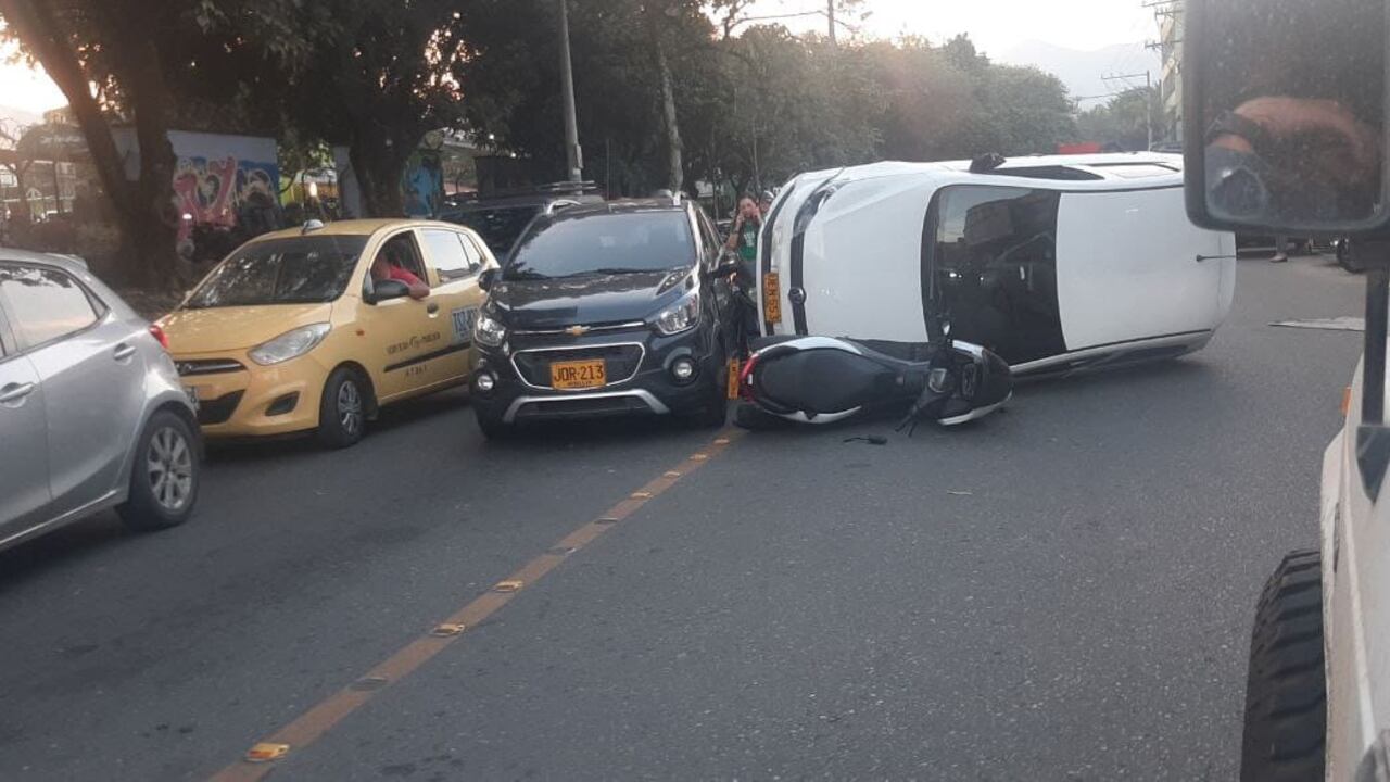 Ladrones casi mueren arrollados cuando intentaron robar a un hombre en Medellín.