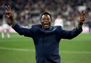 Pelé saluda al público antes de un partido de La Liga española en el Estadio Santiago Bernabéu de Madrid, el 16 de enero de 2005.