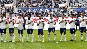 Jugadores de la Selección de Estados Unidos previo al partido amistoso contra Japón.