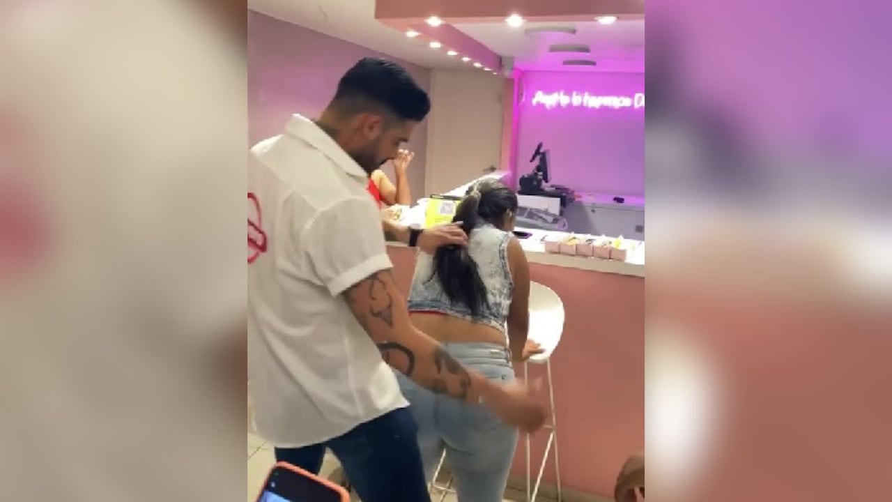 Las nalgadas dentro del local fueron prohibidas por las autoridades.