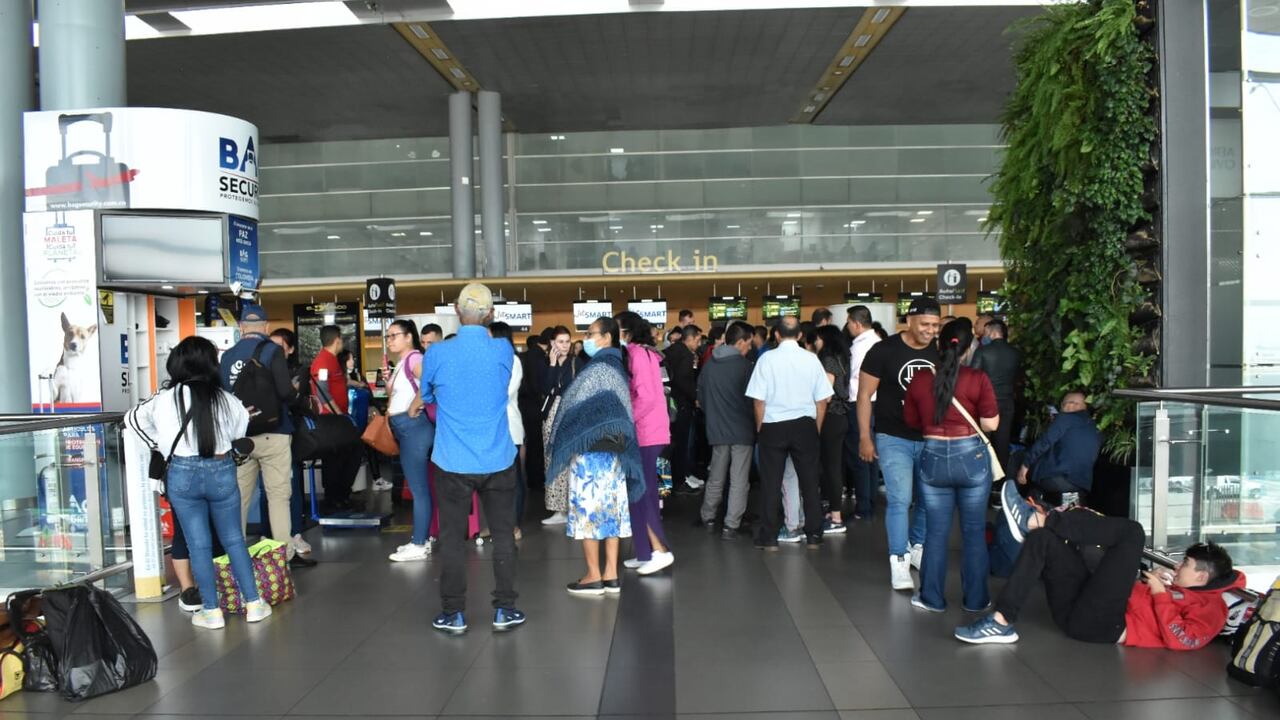 Crisis de pasajeros en el aeropuerto El Dorado