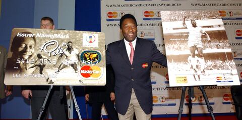Pelé con una marca de tarjetas de crédito