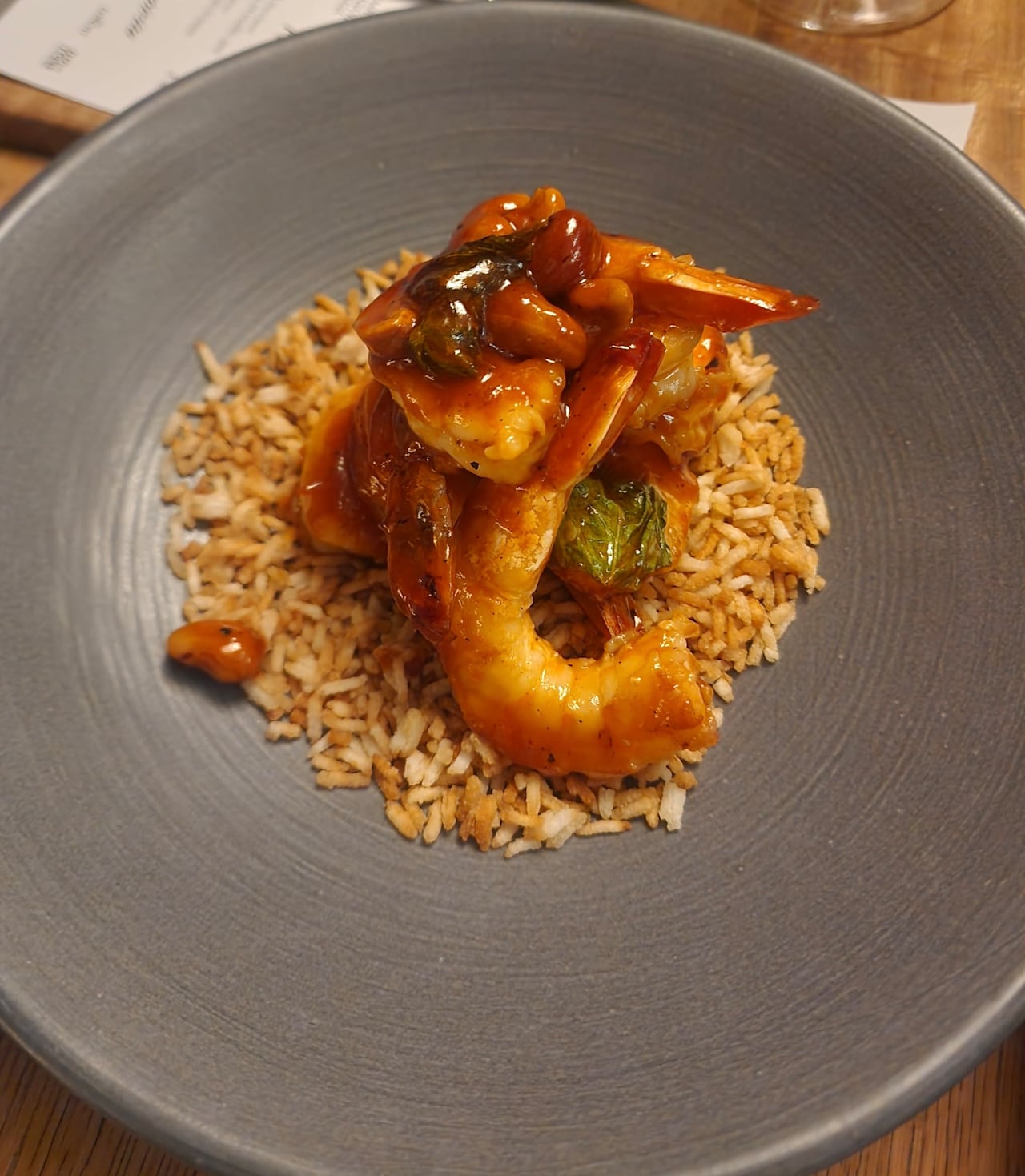 Del mar a la mesa: langostinos salteados, hongos y el inconfundible crocante del cucayo colombiano.