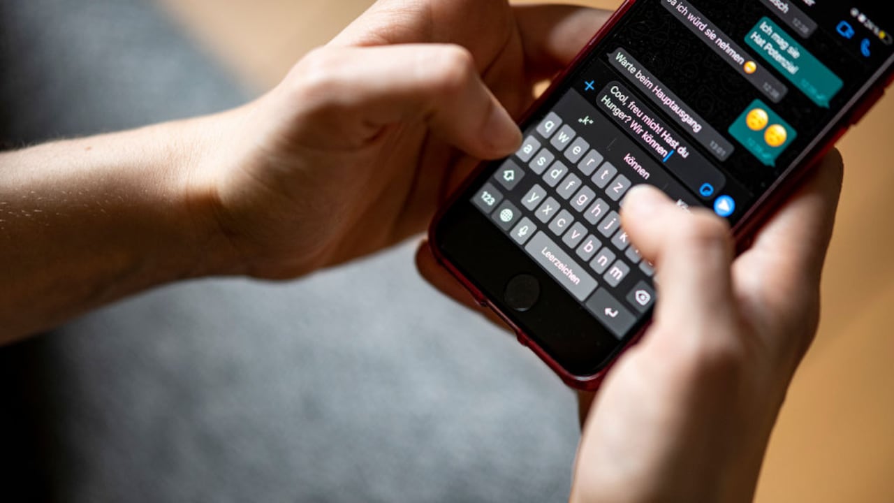 Transforme el color de las letras en WhatsApp con un aspecto azul a tus mensajes.
