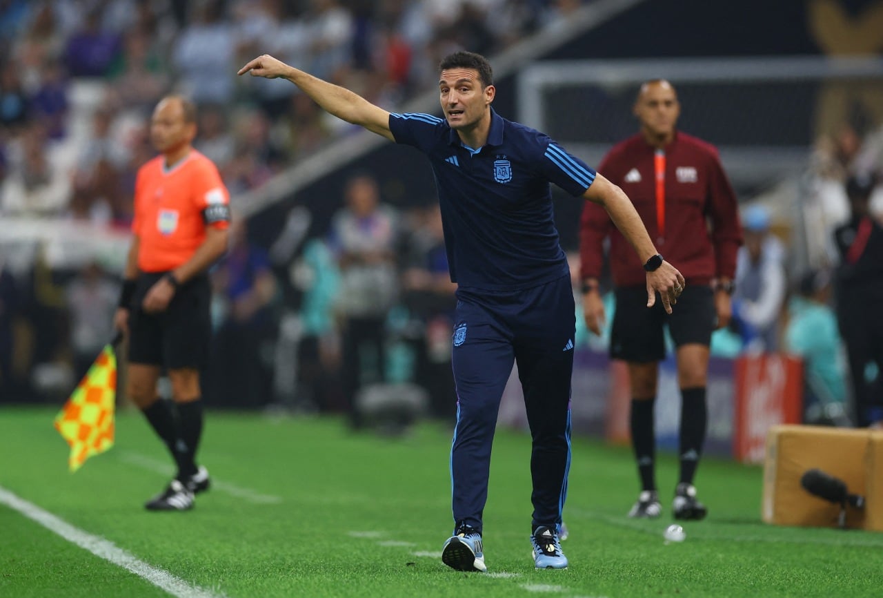 Fútbol Fútbol - Copa Mundial de la FIFA Qatar 2022 - final - Argentina contra Francia - Lusail Stadium, Lusail, Qatar - 18 de diciembre de 2022 el entrenador argentino Lionel Scaloni reacciona REUTERS/Kai Pfaffenbach