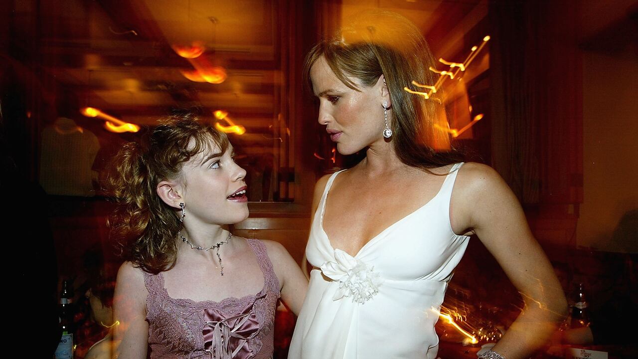 Christa B Allen y Jennifer Garner
