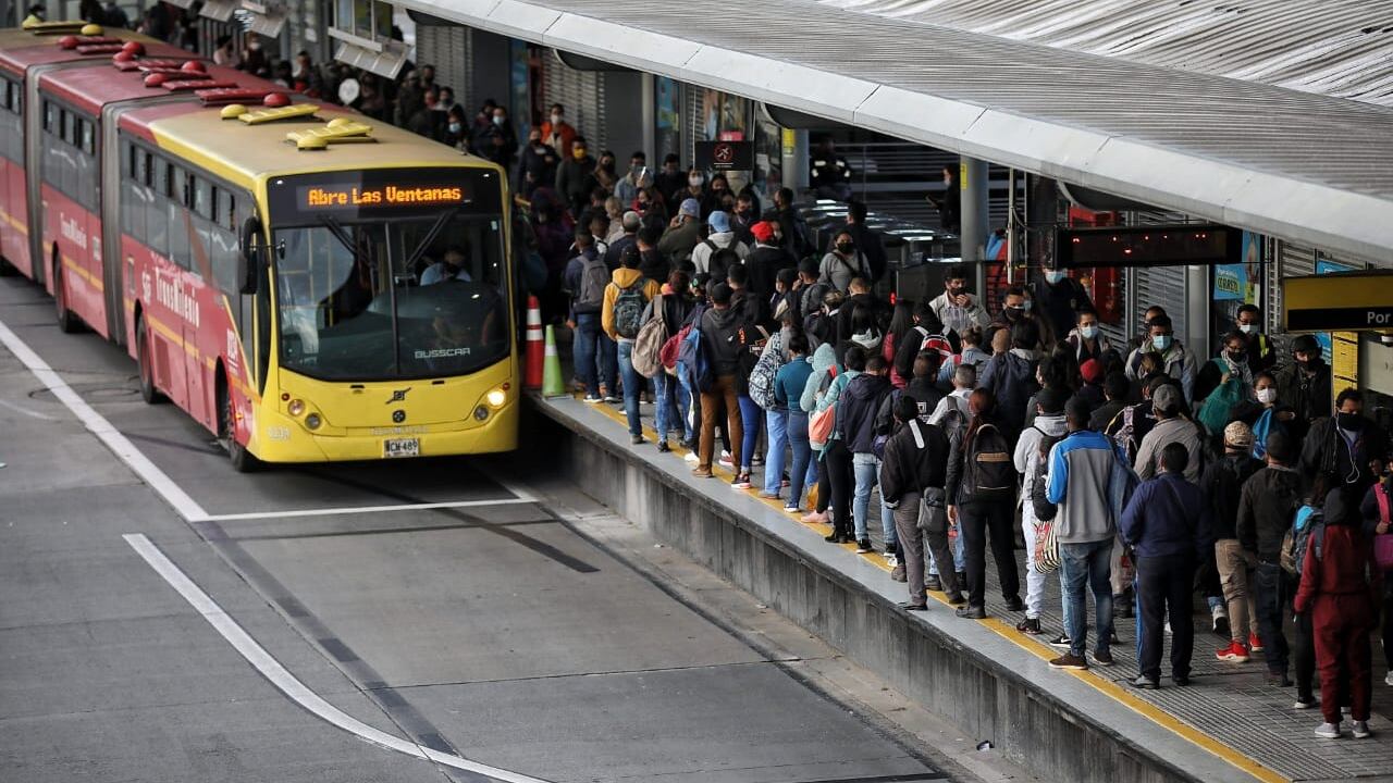 Trasmilenio portal norte, buses llenos, gente esperando bus en cuarentena estricta