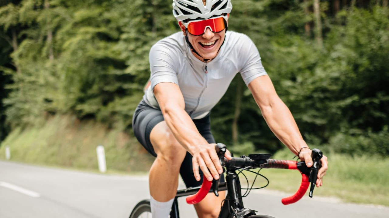 Hombre montando en bicicleta