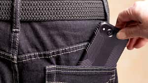 Cerca de un ladrón robando un teléfono inteligente del bolsillo trasero de un hombre