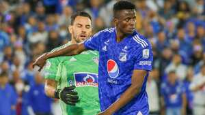 Jader Valencia de Millonarios y Sebastián Viera del Junior de Barranquilla en el Estadio El Campín.