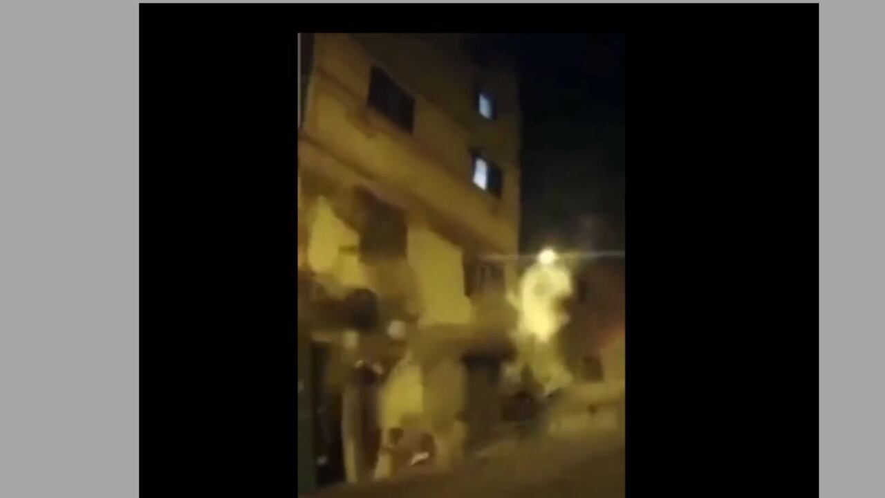 Terremoto en Marruecos. Imágen de edificio desplomándose ante el fuerte sismo